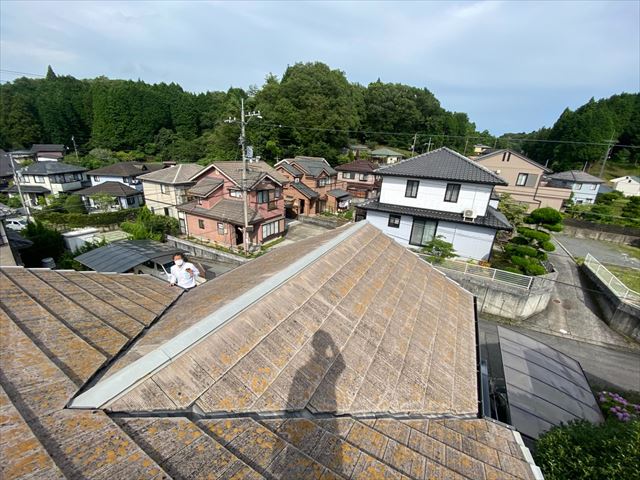 色褪せて苔が繁殖したセメント瓦屋根